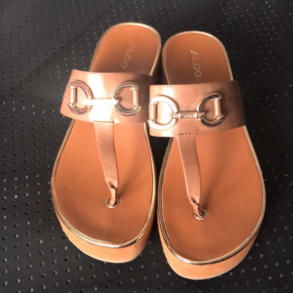 SZ 8.5 NWOT ALDO GOLD HORSEBIT TAN CHUNKY PLATFORM WEDGE SUMMER WOMEN SANDALS - Picture 4 of 7